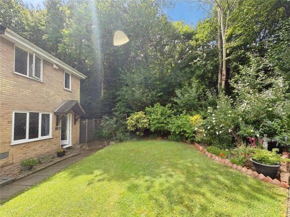 2 bed property, in Woodbury Road, £280,000