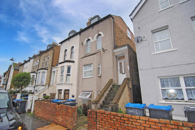 2 bed property, in Albert Road, £160,000