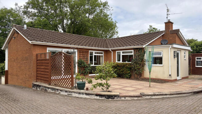 3 bed property, in Coburg Close, £450,000