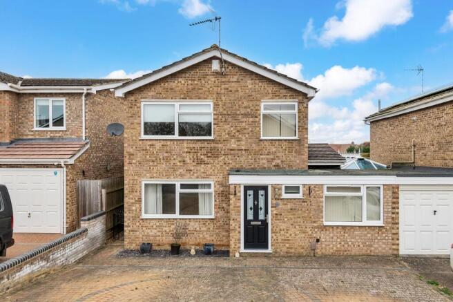 4 bed property, in Selwyn Close, £470,000