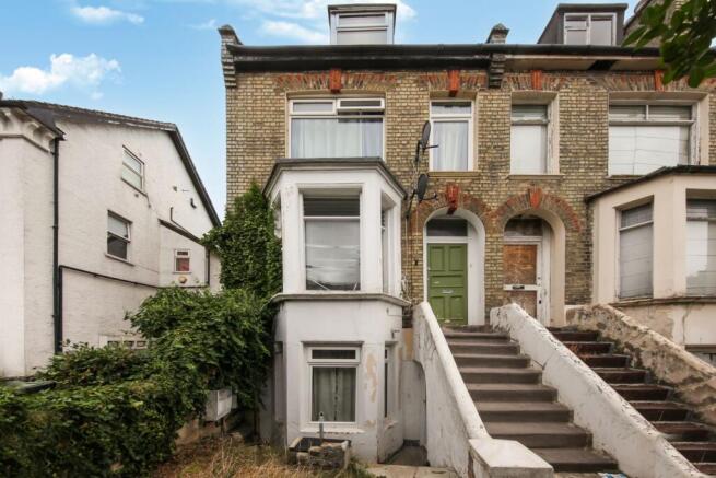 1 bed property, in Clifton Road, £230,000