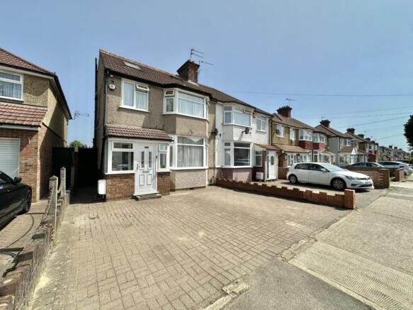 4 bed property, in Dorchester Waye, £725,000