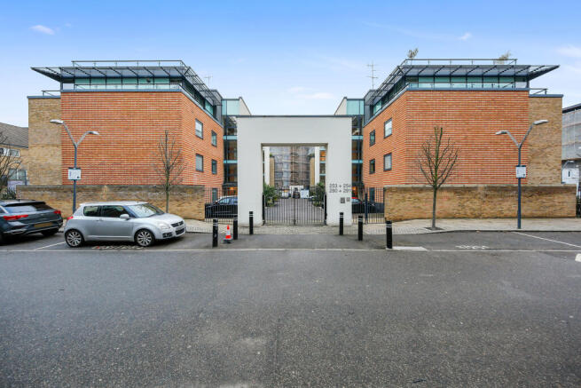 1 bed property, in Boardwalk Place, £330,000