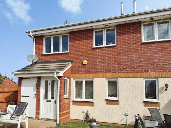 1 bed property, in 7 Parolles Close, £120,000