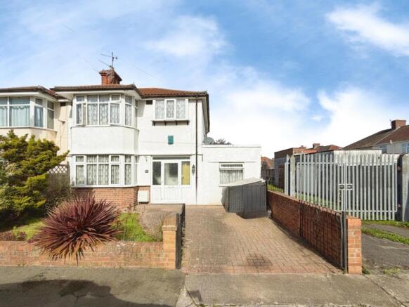 3 bed property, in Melbury Road, £425,000