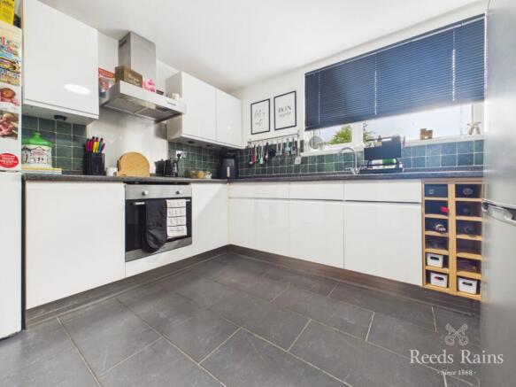 3 bed property, in Oak Green, £80,000
