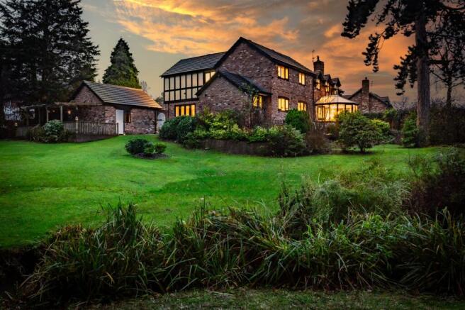 5 bed property, in Tumblewood Drive, £975,000