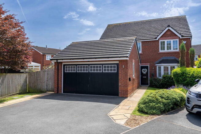 4 bed property, in Canalside Way, £550,000