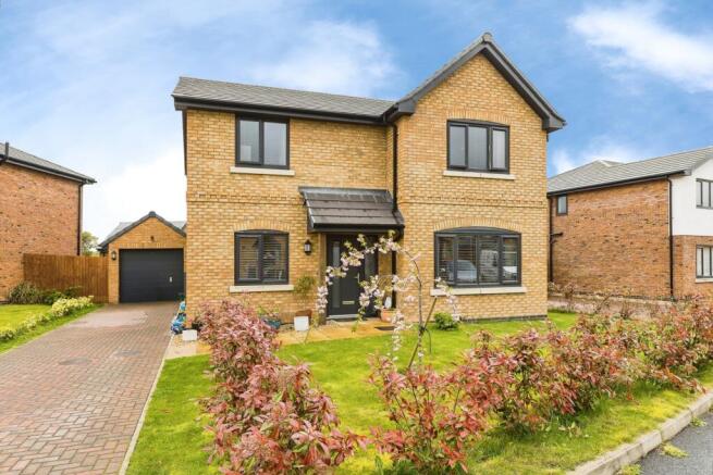4 bed property, in Meadow Way, £475,000