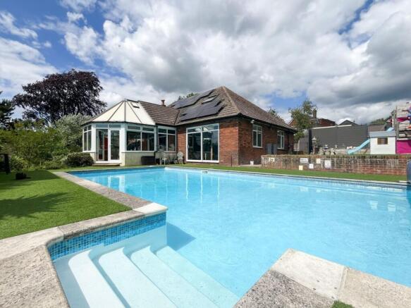 4 bed property, in The Ridge, £525,000