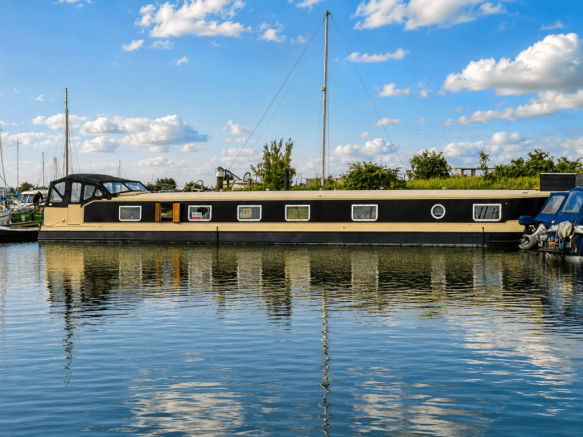 3 bed property, in Tollesbury Marina, £165,000