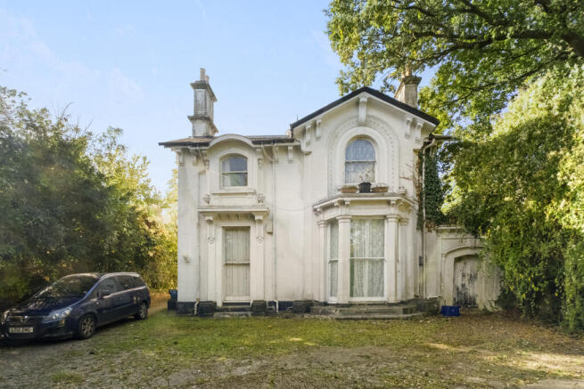 4 bed property, in Beulah Hill, £450,000