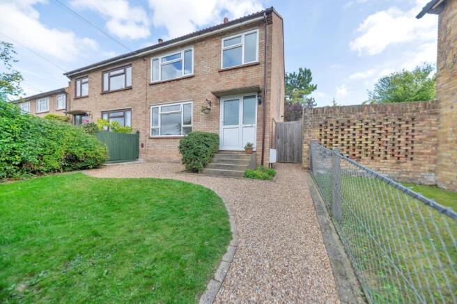 3 bed property, in Dixies Close, £400,000