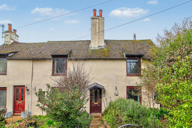 3 bed property, in Winchester Road, £300,000