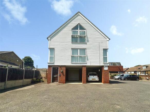 1 bed property, in Stratford Lane, £185,000