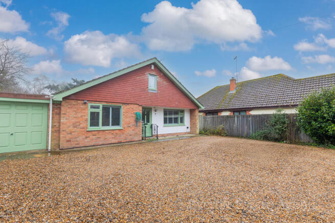 2 bed property, in Main Road, £400,000