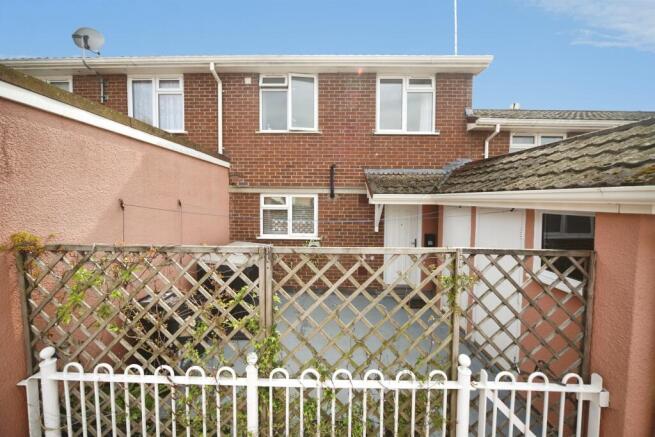 2 bed property, in Priorswood Place, £150,000