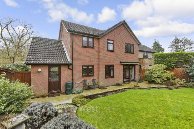 4 bed property, in Cotland Acres, £800,000