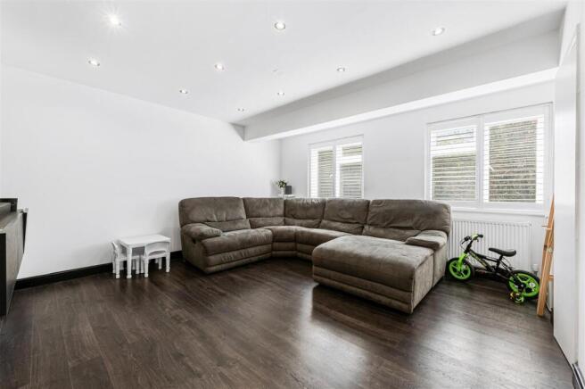 2 bed property, in Clayponds Gardens W5, £365,000