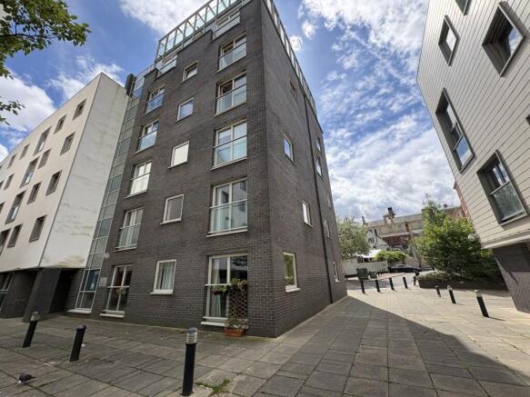 2 bed property, in 63 Greyfriars Road, £90,000