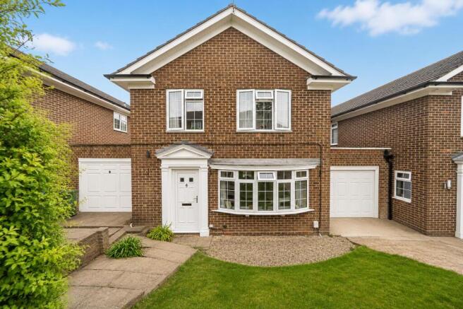 4 bed property, in Greenbanks Gardens, £400,000
