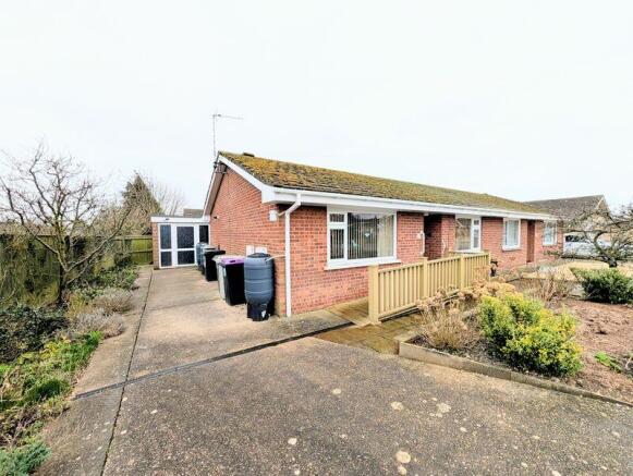 2 bed property, in Christopher Close, £190,000