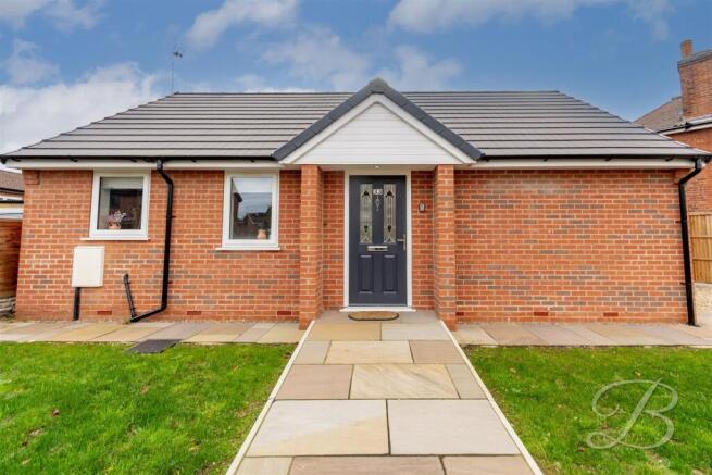 2 bed property, in Holly Rise, £180,000