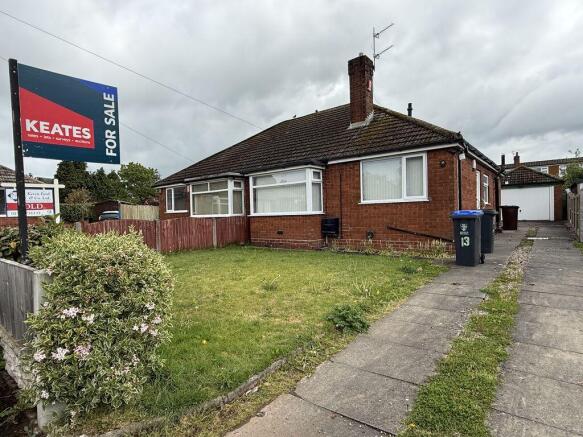 2 bed property, in New Avenue, £180,000