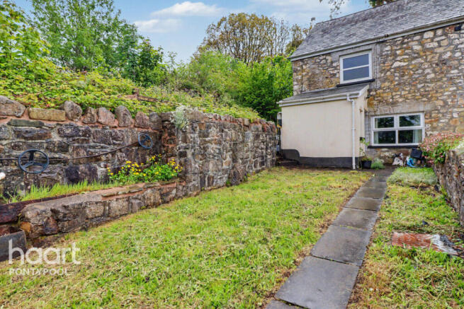 2 bed property, in Varteg Road, £170,000