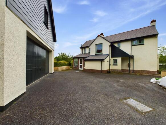 4 bed property, in Underlane, £500,000
