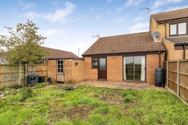 2 bed property, in Sandys Crescent, £210,000