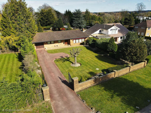 3 bed property, in Woodcote Park Avenue, £975,000