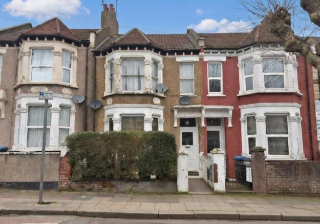 2 bed property, in 17A Tunley Road, £250,000