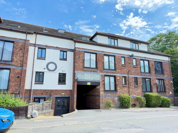 2 bed property, in Edward Court, £170,000
