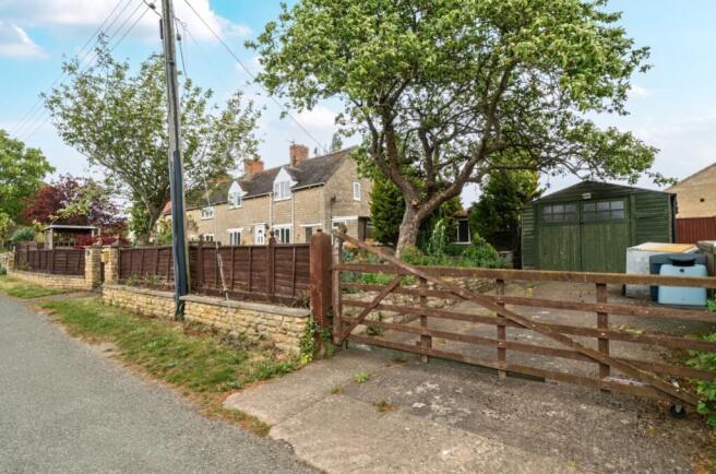 3 bed property, in Oasby, £200,000