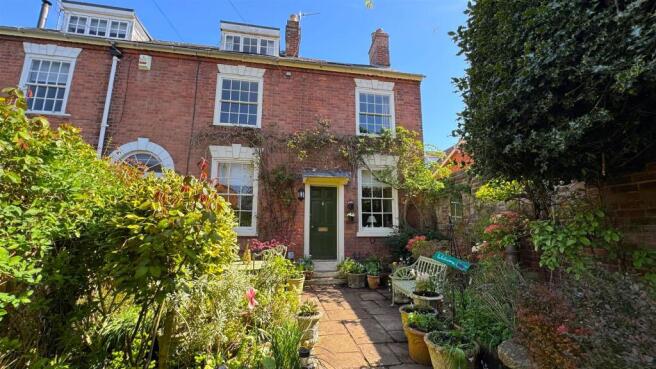 4 bed property, in Fort Royal Hill, £550,000