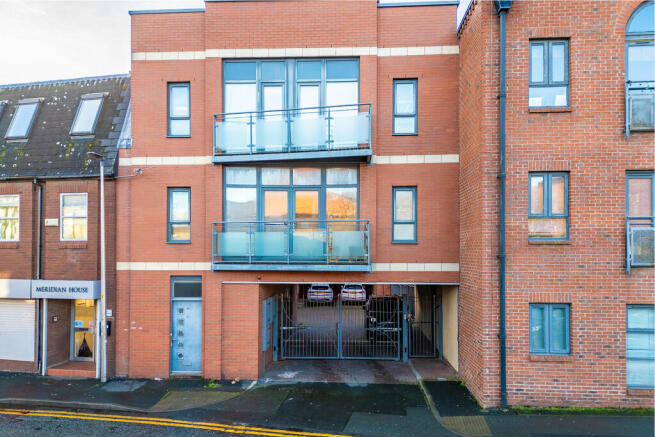 2 bed property, in Bakers Court, £185,000