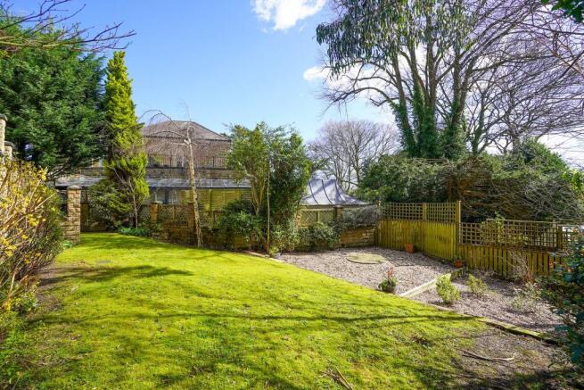 5 bed property, in Ranmoor Crescent, £895,000