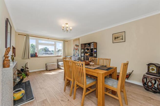 2 bed property, in Pinnacles, £315,000