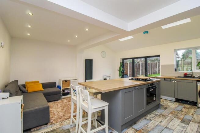 3 bed property, in Eastwood Close, £289,950
