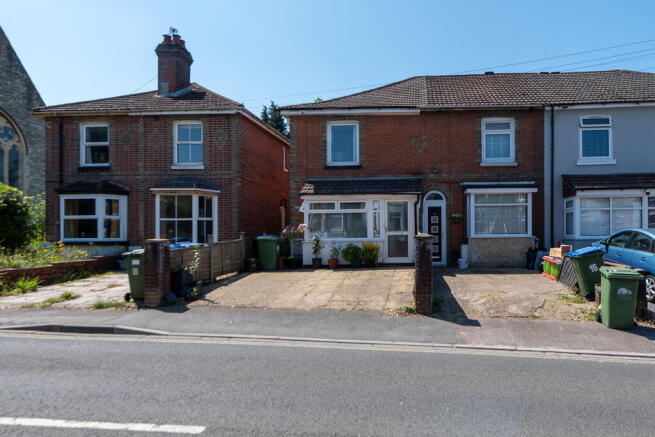 2 bed property, in Weston Grove Road, £300,000