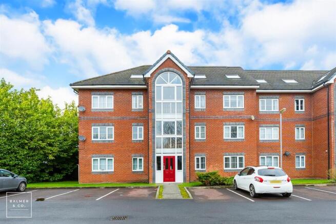 2 bed property, in Phaeton Close, £110,000
