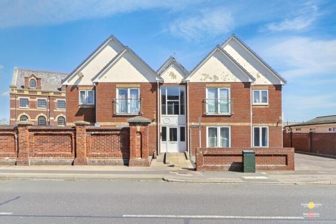 2 bed property, in Henderson Road, £120,000