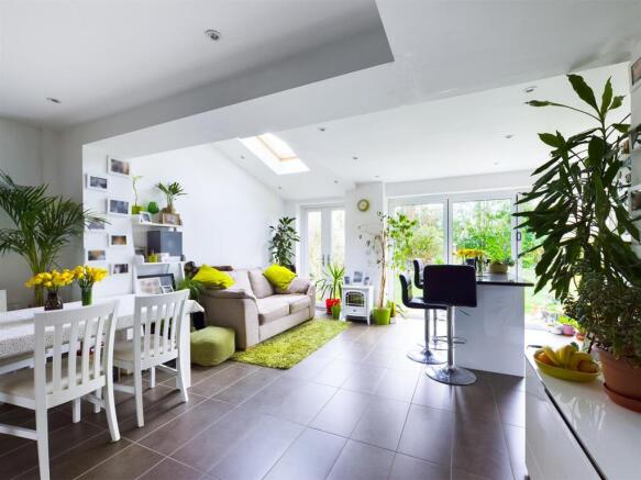 4 bed property, in Furnace Green, £600,000