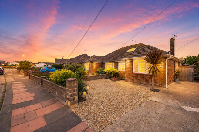 2 bed property, in Wiston Close, £400,000