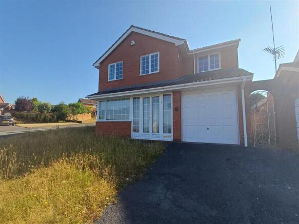 4 bed property, in Ascot Drive, £300,000