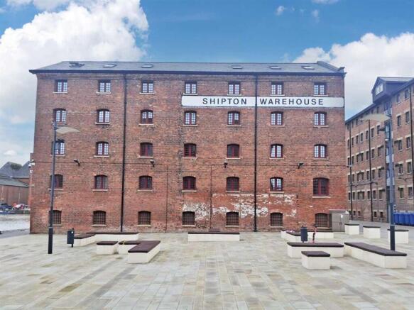 1 bed property, in The Docks, £80,000