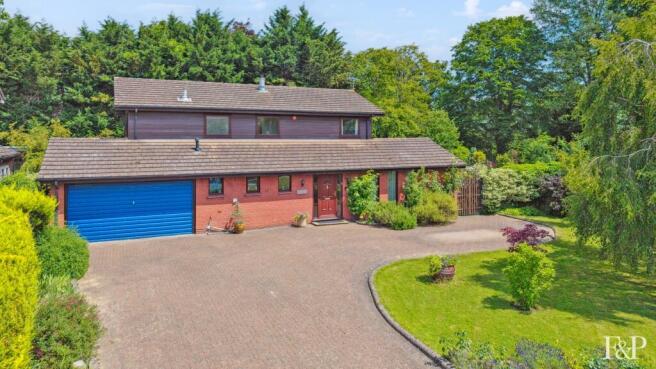 5 bed property, in Chestnut Drive, £1,250,000
