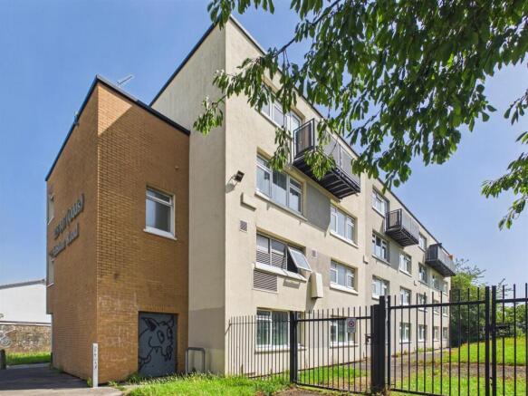 2 bed property, in Easton Road, £100,000