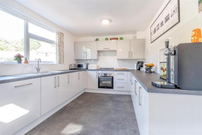 4 bed property, in Woodland Rise, £495,000